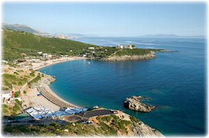 Foto aus der Vogelperspektive eines albanischen Strandabschnitts.