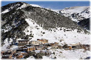 Ein großer mit Schnee und Wäldern bedeckter Berg in Andorra.