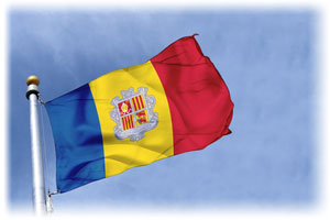 Die Fahne Andorras im Wind: Rot, Gelb, Blau mit Siegel in der Mitte.