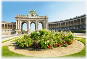 Schönes Foto des Triumphbogens, der sich in Brüssel befindet.