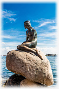 Skulptur kleine Meerjungfrau auf einem Stein