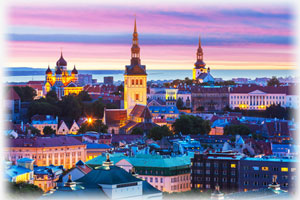 Die Hauptstadt Tallinn in der Dämmerung.