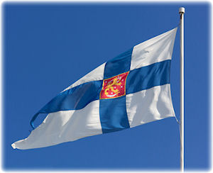 Die Flagge von Finnland mit blaume Himmel im Hintergrund.