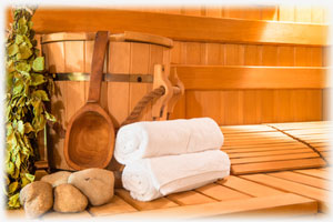 Öl, Sauna und ein Eimer Wasser: Die Grundausstattung einer Sauna.