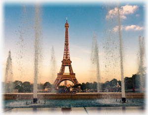 Der Eiffelturm mit Springbrunnen im Blick