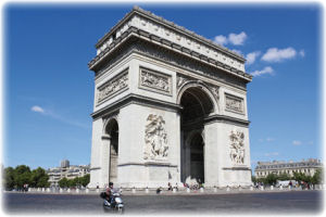 Blick auf den Arc de Triomphe bei Tag
