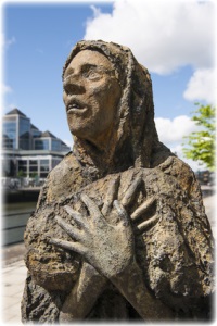 Statue einer flehenden Frau.