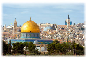 Eine große Moschee mit goldenem Dach in Jerusalem.
