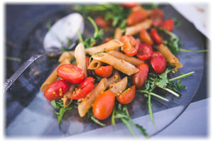 Spaghetti, Tomaten und Olivenöl - bekannte Speisen aus Italien.