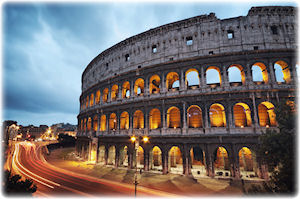 Das beleuchtete Kolosseum in Rom in der Dämmerung.
