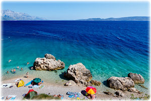 Blick auf die Berge und das Wasser von der Küste Kroatiens.