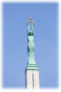 Die Freiheitsstatue Rigas mit drei Sternen in den empor gehobenen Händen.