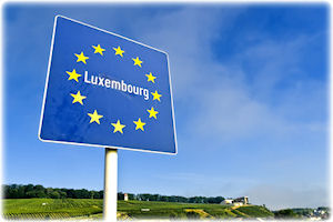 Das Länderschild für Luxemburg (Luxembourg) auf einer Straße.