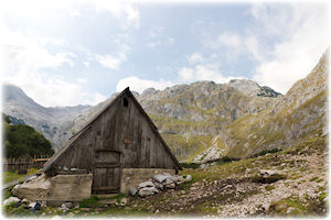 Eine alte Hütte in einem Nationalpark auf einem Berg.