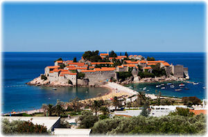 Die Insel St. Stefan in Montenegro bei Tag - wie eine Festung.