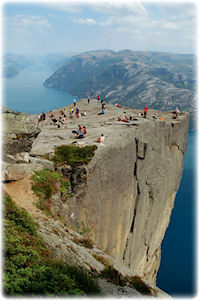 Eine hervorstehende Klippe, auf der sich Menschen tummeln. Grandioser Blick auf den fjord.