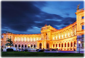 Blick auf die Hofburg in Wien bei Nacht.