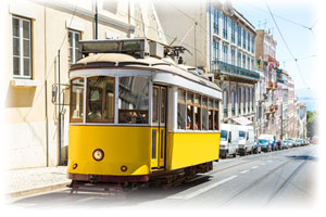 Eine historisch anmutende Straßenbahn in einem schönen Viertel Lissabons.