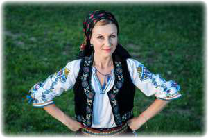 Frau in traditioneller rumänischer Tracht.