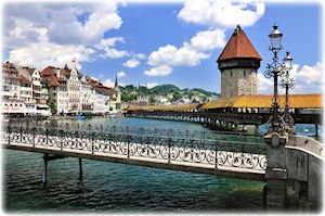 Die Kapellbrücke führt über den Fluss Reuss in Luzern.
