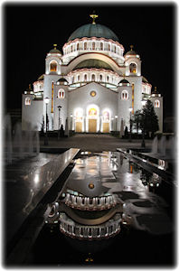 Kathedrale Saint Sava bei Tag mit Springbrunnen.
