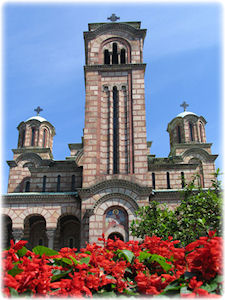 Aufnahme einer Kirche in Belgrad mit Blumen davor.
