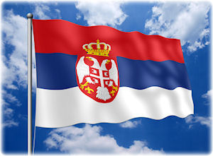 Die serbische Flagge vor blauem Himmel.