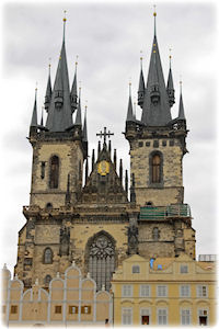 Ein imposantes Bauwerk: Eine Kirche in Prag.