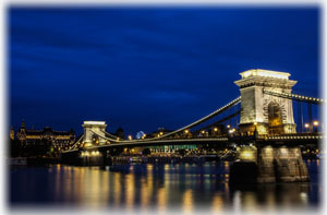 Die Kettenbrücke in Budapest, beleuchtet und bei Nacht.
