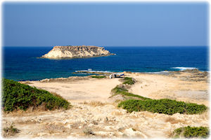 Blick auf das Meer und eine kleine Insel in Zypern.