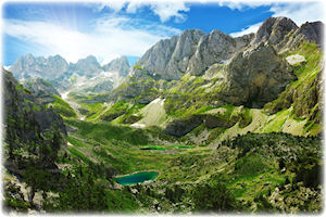 Diese und andere atemberaubende Ausblicke werden Sie sicher verzaubern. Wunderschöne Ausblick auf einen Teil unberührter Natur in Albanien.