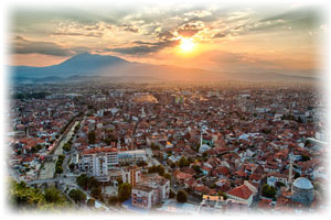 Die Festung Prizren ist bei der Kfz-Ausfuhr nach Albanien sicher einen Besuch wert. Eine alte Kanone auf dem Turm einer Feste bei Sonnenuntergang.