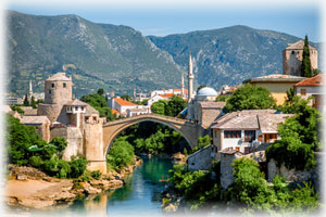 Die Stadt Mostar ist die größte Stadt der Herzegowina. Hier zu sehen ist die 'Alte Brücke'. Die 'Alte Brücke' aus Stein führt über einen Fluss in Mostar.