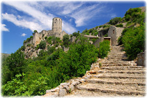 Der Ort Pocitelj liegt an den Ufern des Neretva - etwa 30 Kilometer entfernt von Mostar. Blick auf einen Teil der STadt Pocitelj, der die schöne Architektur aufzeigt.