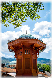 Bosnien Herzegowina bietet viele historisch bedeutende Bauwerke, die Sie auf Ihrer Fahrt bestaunen können. Ein historisches Bauwerk in Sarajevo - Bosnien Herzegowina.