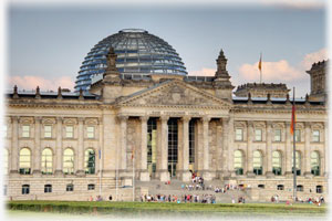 Der Reichstag in Berlin beeindruckt durch seine Größe. Ein Foto des Reichtags in Berlin.