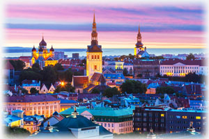 Tallinn ist die Hauptstadt Estlands und macht zu jeder Tageszeit einen guten Eindruck. Die Hauptstadt Tallinn in der Dämmerung.