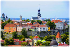 Die Kfz-Ausfuhr kann auch durch Tallinn führen. Die Altstadt von Tallinn, mit einer Kirche auf dem Bild.
