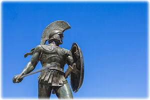 Eine Statue vor blauem Himmel.