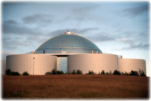 Auch wenn die Natur wunderschön ist - auch moderne Technik findet ihren Weg nach Island. Ein großes Aggrar-Gebäude in Island.
