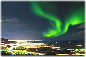 Spekakuläre Aussichten für dijenigen, die den richtigen Zeitpunkt erwischen: Polarlichter. Polarlichter in Grün am dunklen Himmel.