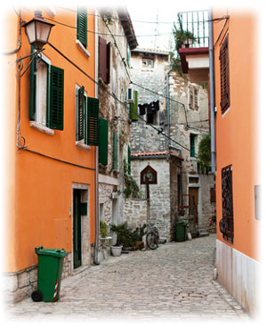 Die Städte in Kroatien weisen teilweise eine sehr schöne Architektur auf. Eine verspielte Gasse aus alten Steinen.