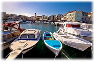 Da kommt maritimes Feeling auf: Ein Hafen in Kroatien. Ein Hafen mit Booten in Kroatien.