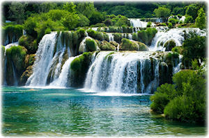 Kroatiens unberührte Natur verspricht viele Abenteuer und atemberaubende Schauspiele - Die Plitviever Seen. Ein wilder großer Wasserfall in Kroatien.