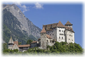 Eine Burg in Liechtenstien, die auf einem Berg gebaut ist.