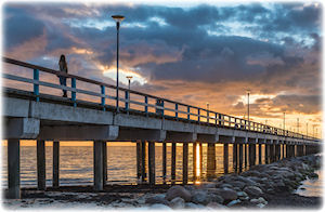 In Palanga befindet sich diese lange Seebrücke. Die Seebrücke in Palanga bei Sonnenuntergang.