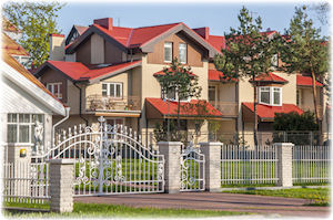 Dass sogenannte Resort Palanga in Litauen bietet wunderschöne Hotelanlagen. Schönes Haus mit zierendem Zaun im Vordergrund.