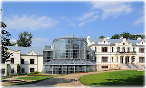 Es warten viele Sehenswürdigkeiten auf der Fahrt mit dem Kurzzeitkennzeichen nach Litauen. Der Wintergarten und das Museum in Kretinge.
