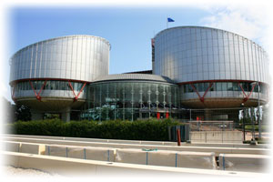 Das Europäische Parlament beeindruckt durch die abgerundeten Glasfassaden. Auf jeden Fall einen Besuch wert: Das Europäische Parlament in Luxemburg.