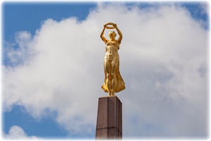 Diese Statue zeigt die Gëlle Fra - die goldene Frau. Das Symbol steht für Frieden und Sieg. Foto von der goldenen Frau - einem wahrzeichen von Luxemburg. Sie steht auf einem hohen Sockel.